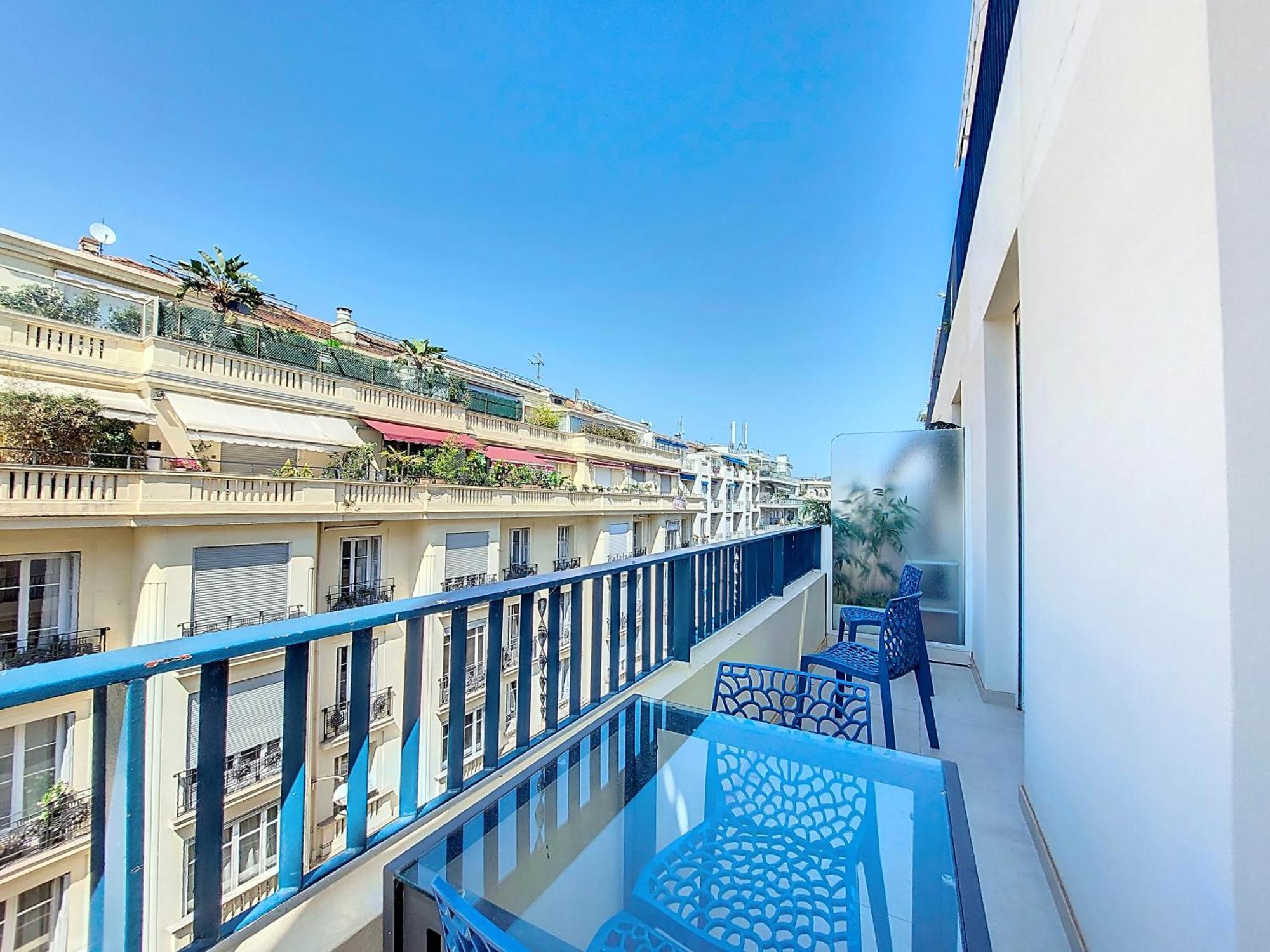 Nestor&Jeeves - Bleu Azur Vue Mer - Central - Very Close Sea